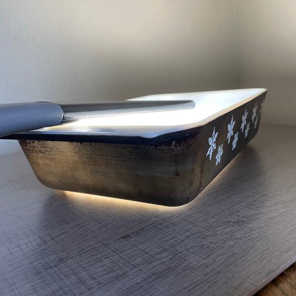 Black and White Snowflake Pyrex 575 B 2 quart Space saver - Picture 10 of 16